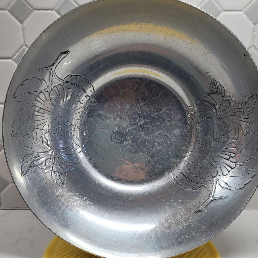 VTG Aluminum bowl with intricate floral design, crimped edging, hammered bottom